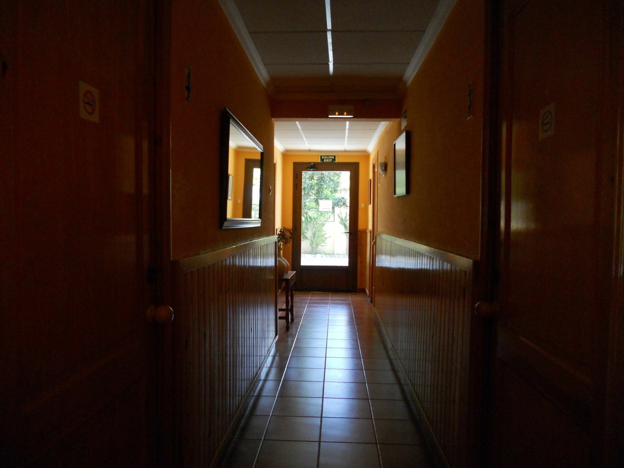 Hostal El Callejon Таррагона Экстерьер фото